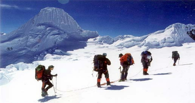 Policía halla un cuerpo en zona donde desaparecieron montañistas italianos